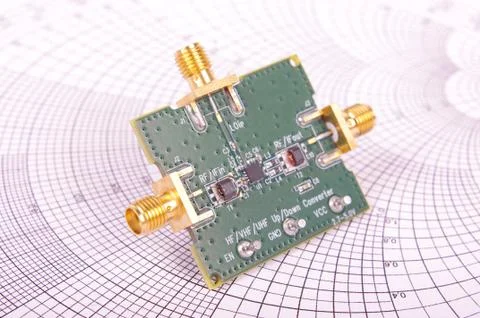 Radio frequency mixer PCB in front of Smith chart Foto stock