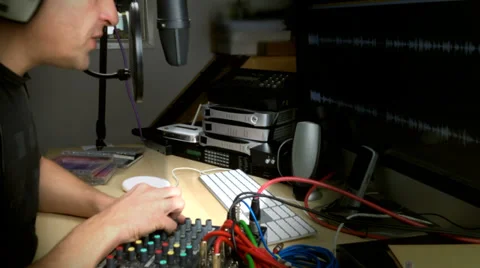 Radio Presenter On Air Vídeos de archivo 35286447