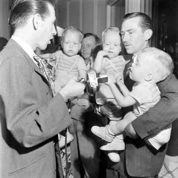 Radio Program With Triplets Foto stock