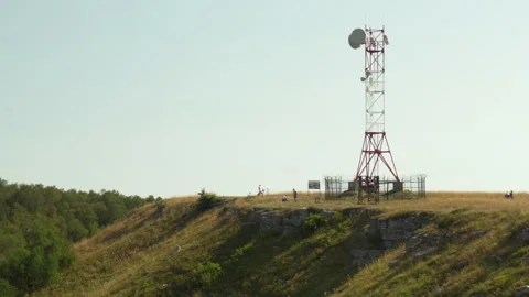 The radio station is in the mountains. The tower is installed for data Stockbeeldmateriaal 141333901