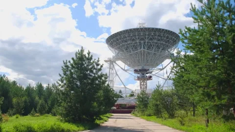 A radio telescope dish rotates during a scientific experiment Stockbeeldmateriaal 253625114