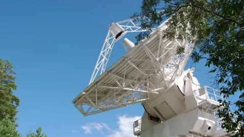 A radio telescope dish rotates during a scientific experiment Vídeos de archivo 253625461