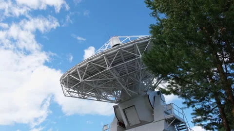 A radio telescope dish rotates during a scientific experiment Vídeos de archivo 253625620