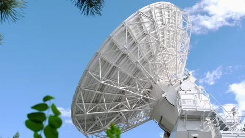 A radio telescope dish rotates during a scientific experiment 스톡 동영상 253626554