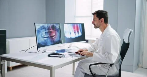 Radiologist Dentist Using X Ray Software Stock-Fotos