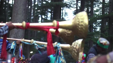 Raditional musicians play drums and horns during a Hindu festival. Stock Footage 66525019