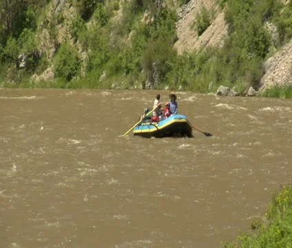 Raft floats down river on small rapids Stock-Footage 21620260