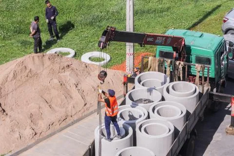 The rafter catches the chains on the hook. Фото