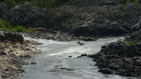 Rafters floating down Potomac river 스톡 동영상 81981190
