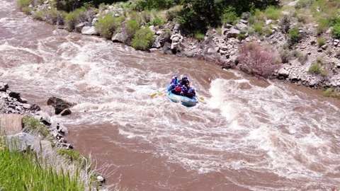 Rafters handle the rapids like champions, class 4/5. Vidéo 110723791