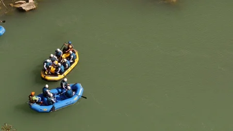 Rafting group, dropping from raft simultaneously – view from above Stock Footage 98320861