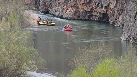 Rafting on the river in the spring Video stock 69795323