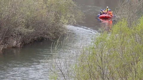 Rafting on the river in the spring Video stock 69795533