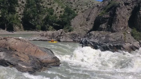 The rafting team descends the rough rapids in the mountain river with paddles. Stock-Footage 237691228