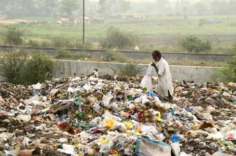 Rag pickers search for recyclable material in the garbage. Foto stock