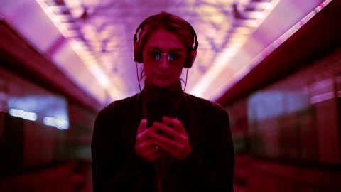 Ragazza con cuffie e cellulare. Il futuro è ora Stock Footage 142959119