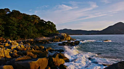 Raged surf in the tropical bay Video stock 33302664