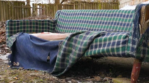 Ragged sofa homeless 库存影片 63157792