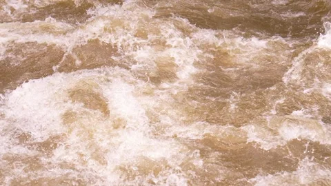 Raging muddy river water flowing rapidly 库存影片 339164907