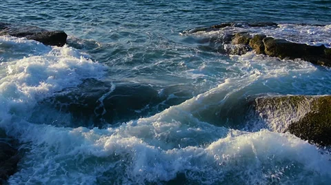 Raging sea in the rocks Video stock 33298771