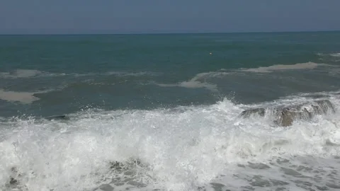Raging waves on the sea beach Video stock 138077025