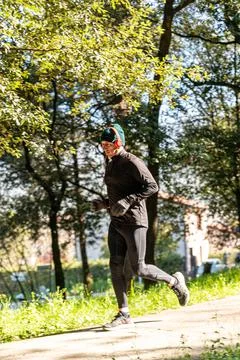 Ragzzo does physical activity in the park Foto stock