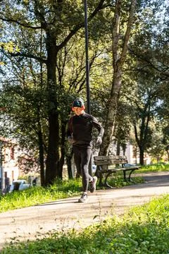 Ragzzo does physical activity in the park Foto stock