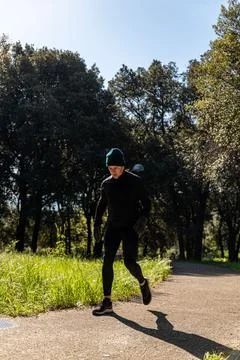 Ragzzo does physical activity in the park Foto stock