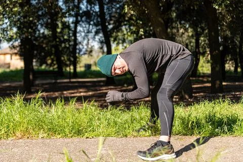 Ragzzo does physical activity in the park Foto stock