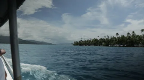 Raiatea Coast on far side of shot, filmed from fast moving speed boat Vidéo 68100592