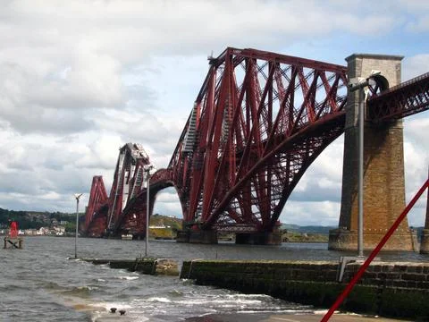 Rail Bridge over The Firth of Forth, crossing between Fife and Edinburgh Foto stock