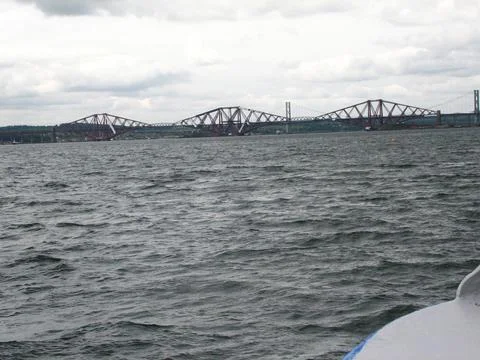 Rail Bridge over The Firth of Forth, crossing between Fife and Edinburgh Foto stock