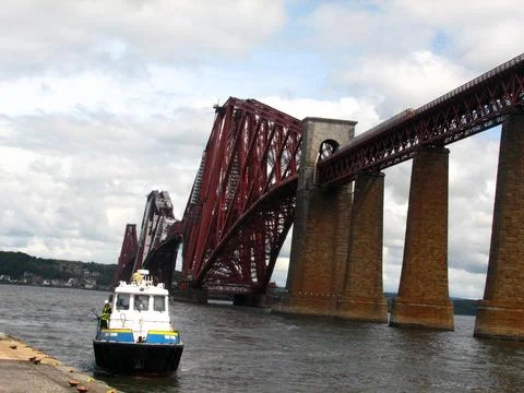 Rail Bridge over The Firth of Forth, crossing between Fife and Edinburgh Foto stock