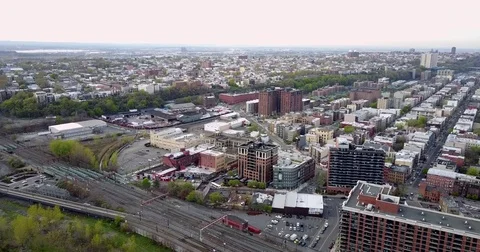 Rail yard and rowhouse blocks on the edge of Hoboken Vídeos de archivo 74853028