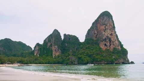 Railay sandy beach with turquoise water, traditional Thai boats and cliffs in Stock Footage 282918592