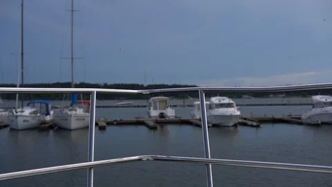 Railing on the bow of the boat close-up, blurred yachts against the background 库存影片 91996301