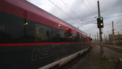 Railjet Express bound for Vienna main station leaving Linz main station 스톡 동영상 219254939