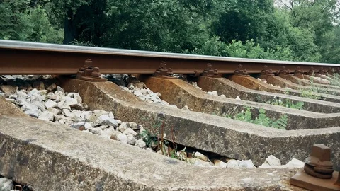 Railroad passes through the mountain Close up Vídeo Stock 109164636
