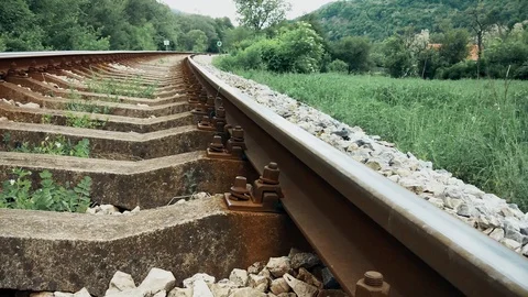 Railroad passes through the mountain Vídeo Stock 109164627