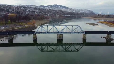 Railway bridge over the river at dawn with mountains in the background. Vídeo Stock 145164715