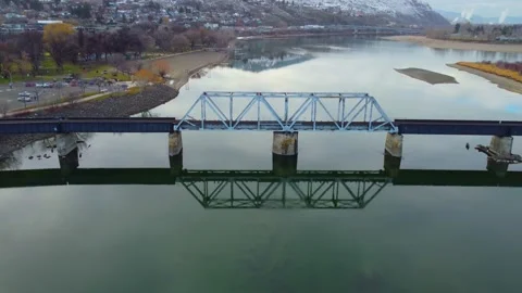 Railway bridge over the river at dawn with mountains in the background. Vídeo Stock 145164909