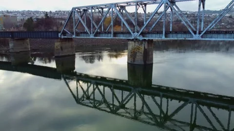 Railway bridge over the river at dawn with mountains in the background. Vídeo Stock 145165146
