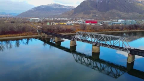 Railway bridge over the river at dawn with mountains in the background. Vídeos de archivo 145165530