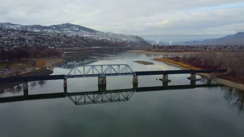 Railway bridge over the river at dawn with mountains in the background. Vídeos de archivo 145165979