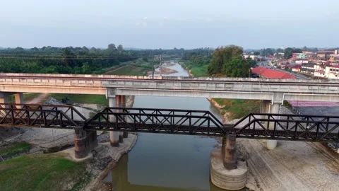 Railway bridge spans a river Vídeo Stock 332600665