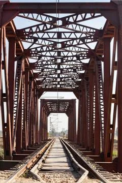 A railway bridge structure and empty track on a summer day. Foto stock
