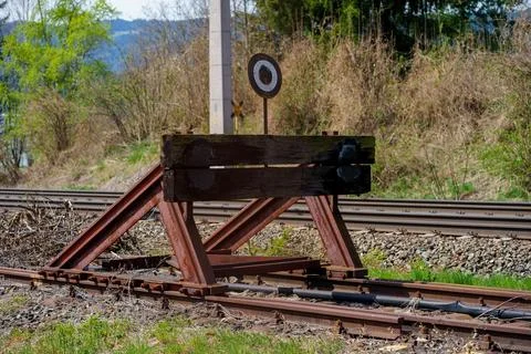 Railway buffer stop metal end track barrier transport infrastructure Stock-Fotos