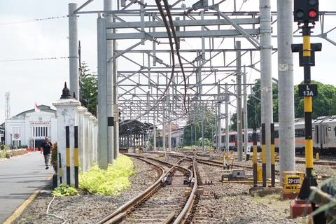 Railway line with switch and junction at Yogyakarta station Foto stock