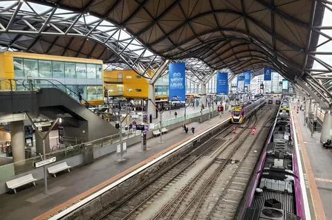 Railway platforms viewed from elevated vantage point Stock-Fotos