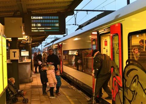 Railway station at dark in Mechelen Foto stock
